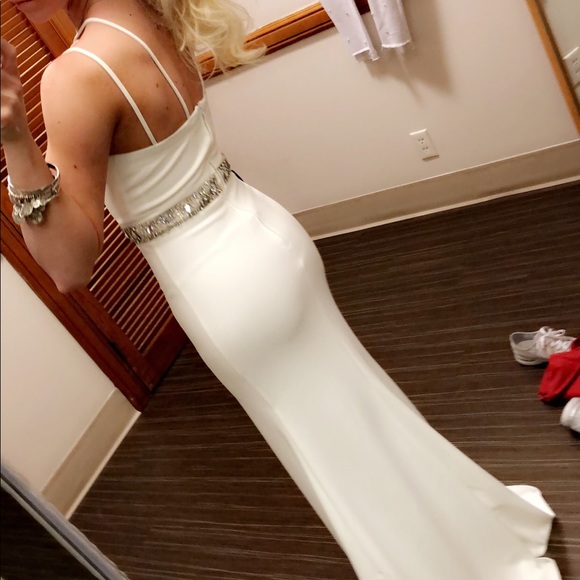 White gown - Picture 7 of 10